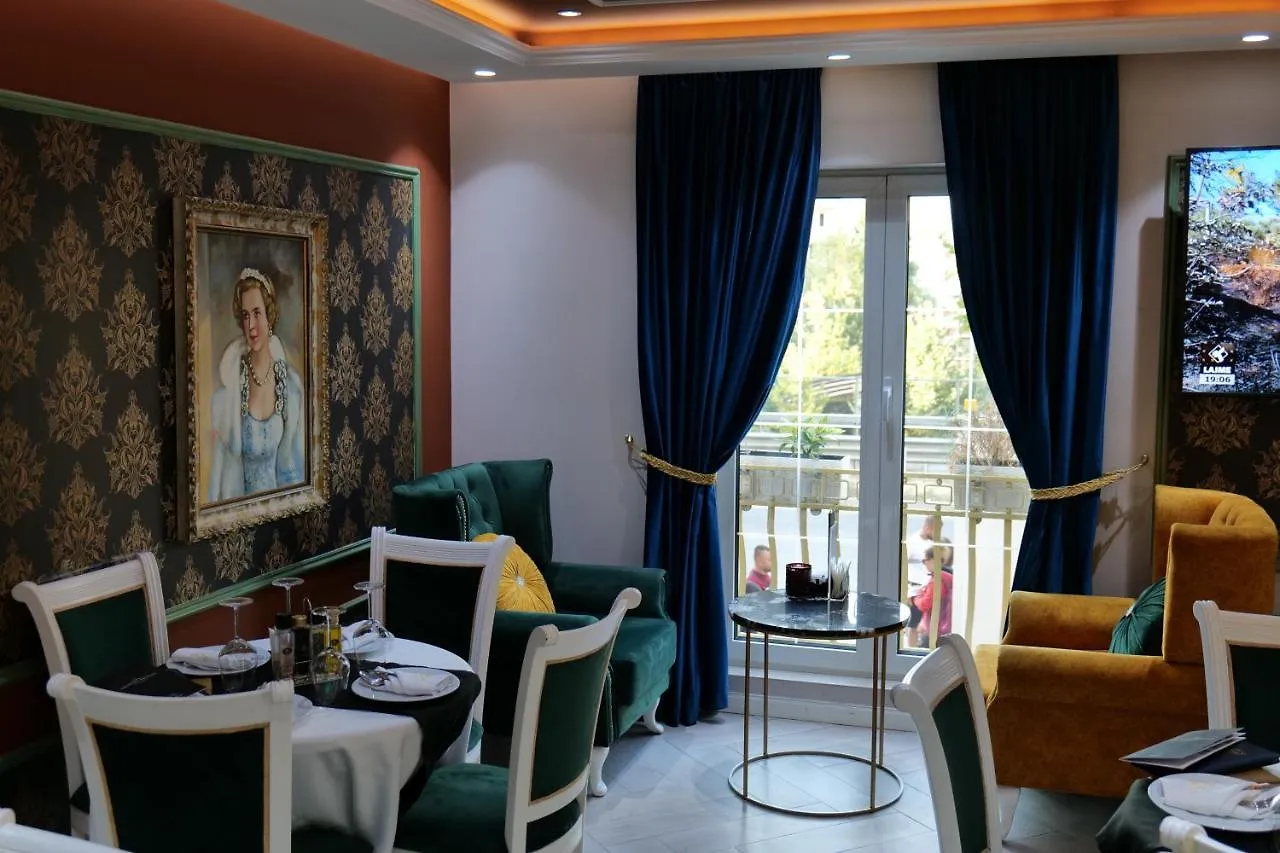 Hotel Queen Тирана 4*,