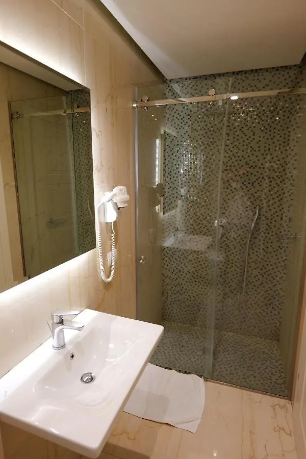 Hotel Queen Тирана 4*,