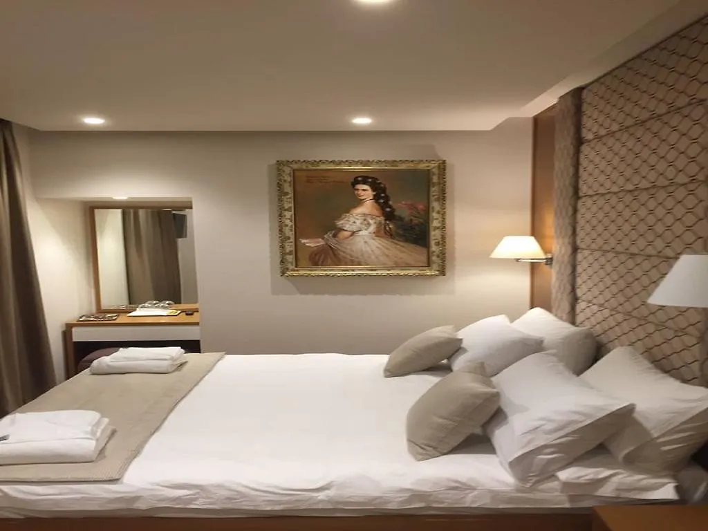 Hotel Queen Тирана 4*,  Албания